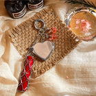 Llavero de Acero Inoxidable con Espejo y Bolsillo - Diseño de Labial y Colgante Plateado, Regalo Ele