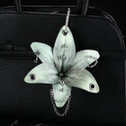 Llavero de Flores Orquídea y Lirio Artesanal - Keychain Premium para Decoración de Bolsos