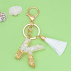 Llaveros Charms Personalizados con Iniciales - Letras Doradas y Borla Blanca para Bolsos