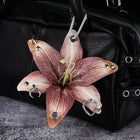 Llavero de Flores Orquídea y Lirio Artesanal - Keychain Premium para Decoración de Bolsos