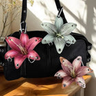 Llavero de Flores Orquídea y Lirio Artesanal - Keychain Premium para Decoración de Bolsos