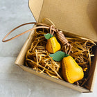 Bag Charms Premium: Llavero de Cuero Genuino para Bolso, Mochila y Accesorios - Diseño Fruta