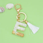 Llaveros Charms Personalizados con Iniciales - Letras Doradas y Borla Blanca para Bolsos