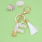 Llaveros Charms Personalizados con Iniciales - Letras Doradas y Borla Blanca para Bolsos