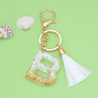 Llaveros Charms Personalizados con Iniciales - Letras Doradas y Borla Blanca para Bolsos
