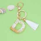 Llaveros Charms Personalizados con Iniciales - Letras Doradas y Borla Blanca para Bolsos