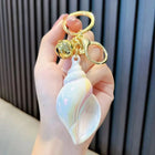 Llavero a Crochet Paso a Paso: Concha Iriada y Perla Aurora – Accesorio Artesanal de Lujo