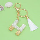 Llaveros Charms Personalizados con Iniciales - Letras Doradas y Borla Blanca para Bolsos