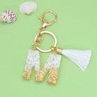 Llaveros Charms Personalizados con Iniciales - Letras Doradas y Borla Blanca para Bolsos