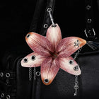 Llavero de Flores Orquídea y Lirio Artesanal - Keychain Premium para Decoración de Bolsos