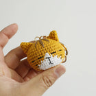 Llavero con peluche de gatito tejido a mano - Muñeco sonriente de crochet, llavero de punto, serie d
