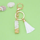 Llaveros Charms Personalizados con Iniciales - Letras Doradas y Borla Blanca para Bolsos