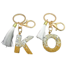 Llaveros Charms Personalizados con Iniciales - Letras Doradas y Borla Blanca para Bolsos