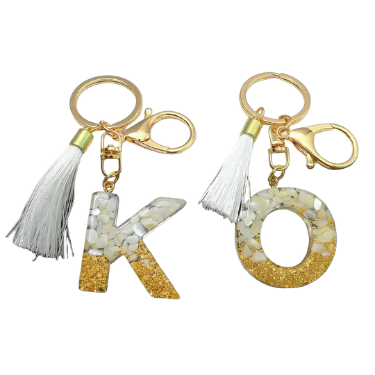 Llaveros Charms Personalizados con Iniciales - Letras Doradas y Borla Blanca para Bolsos