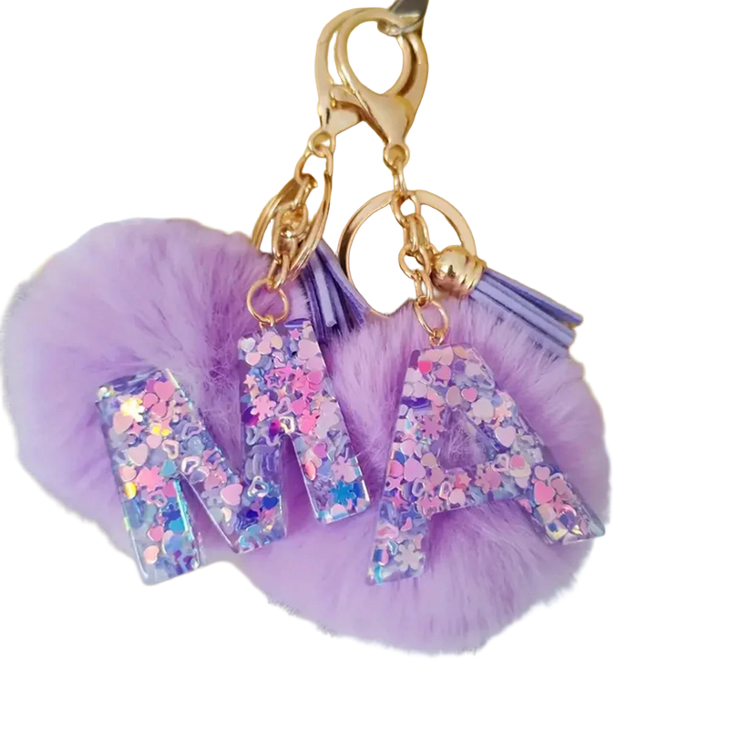 Llavero con Peluche de Letra Inicial y Pompón Morado - Glitter Resina